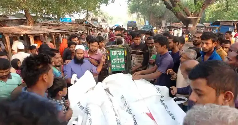 দুর্ঘটনায় নিহত দুইজনের মরদেহসহ এলাকাবাসী